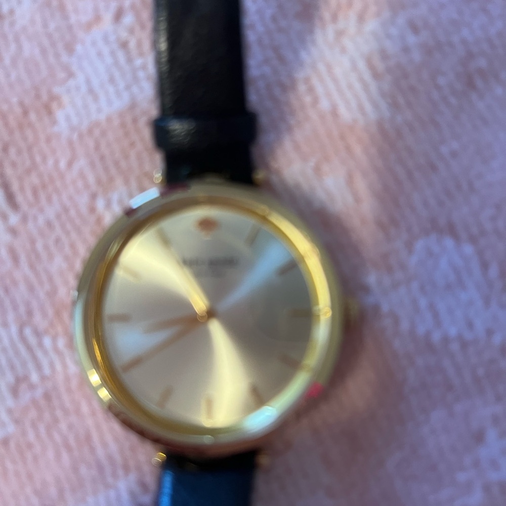 Kate Spade ladies watch
Needs battery
With box
Leather band
Beautiful - Picture 2 of 7